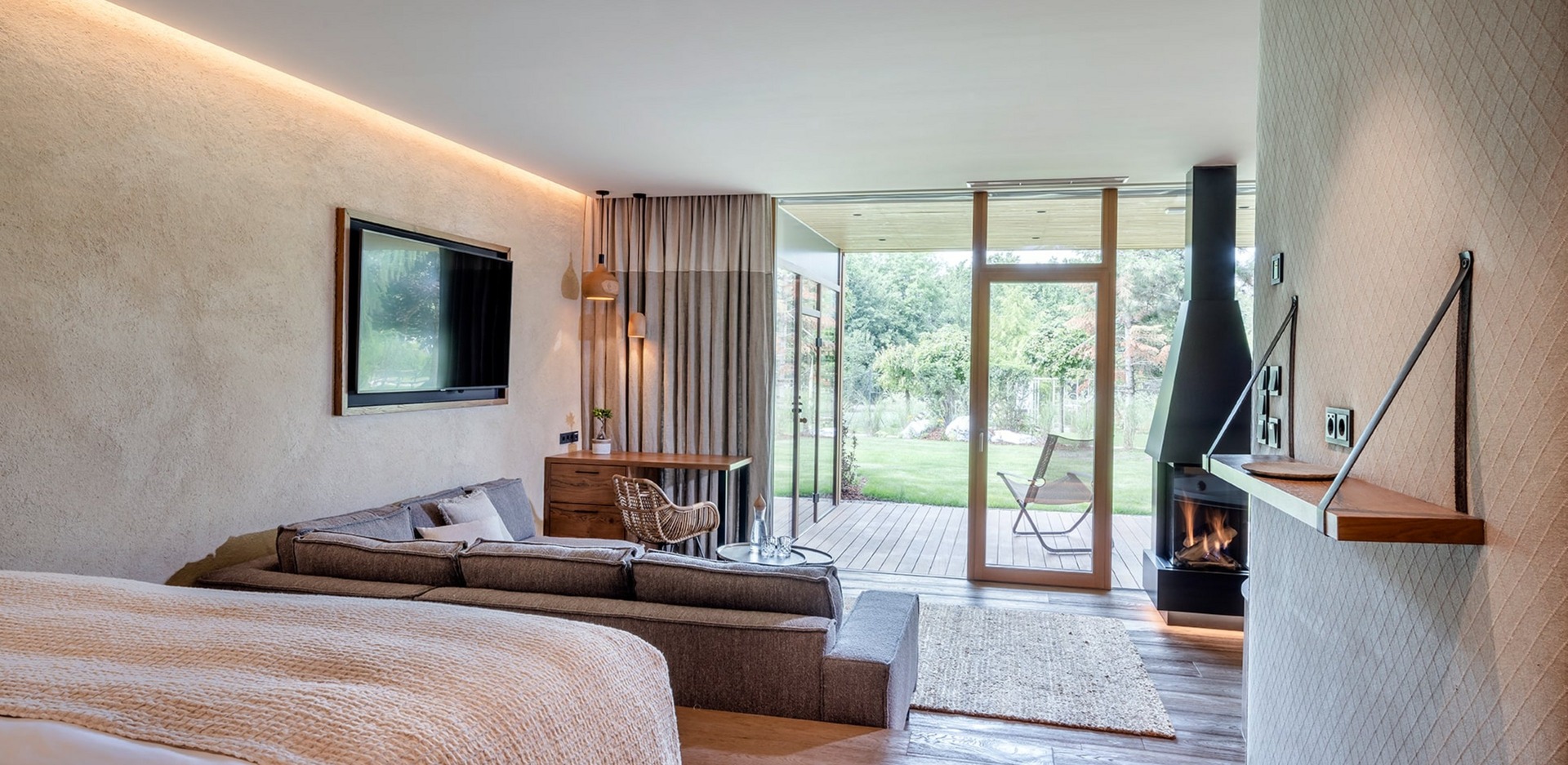 Hotel Gmachl/ village suites with garden view. Terrace, air conditioning, wooden floor, whirlpool, sauna, infrared.